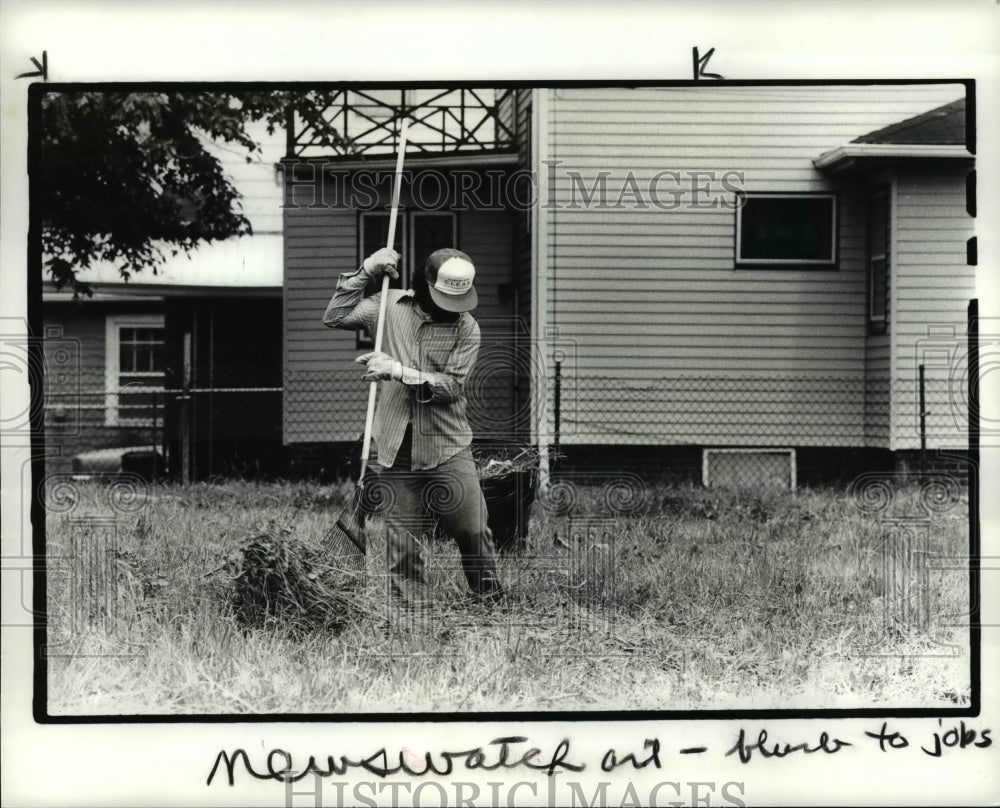 1985 Press Photo on Miles Rd. near E 104th the worker in Willie Allen - Historic Images