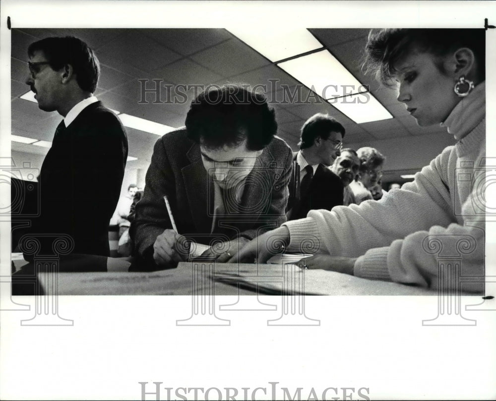 1988 Press Photo Dan Clark of Ohio files petition at Board of Elections - Historic Images