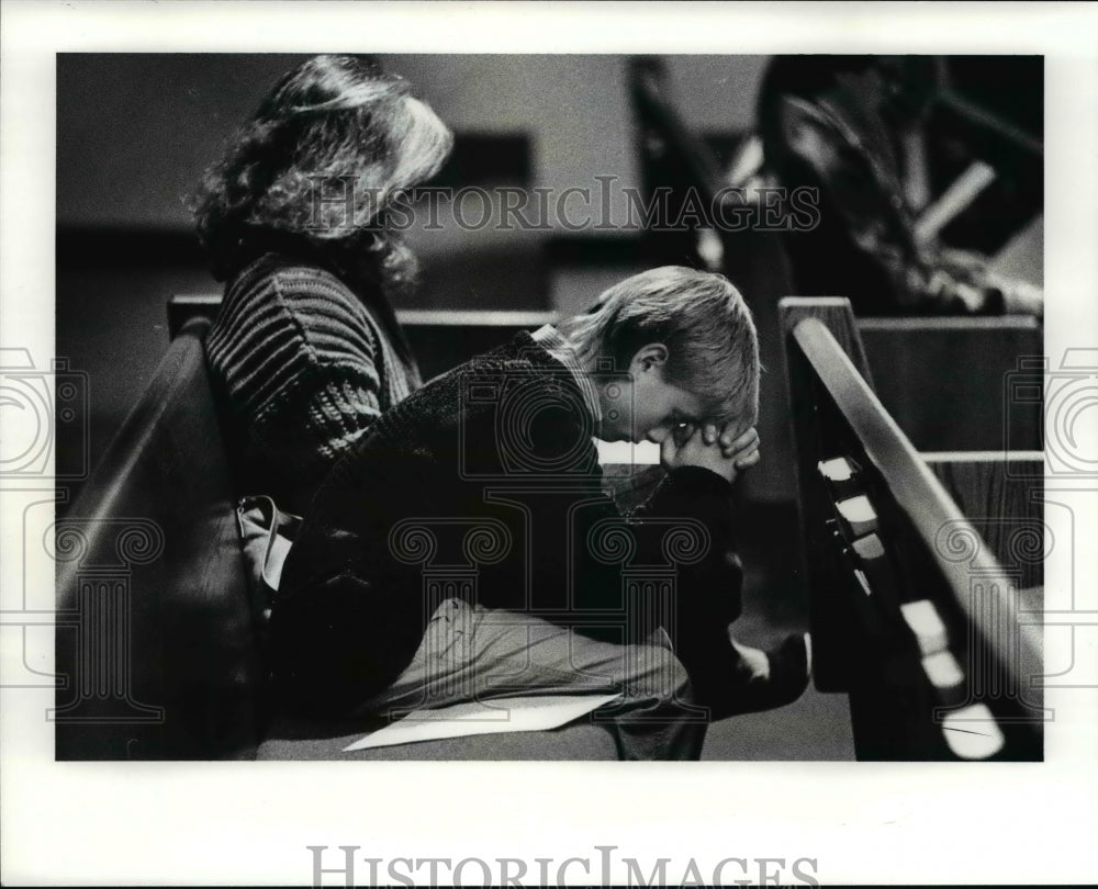 1989 Press Photo Mac Lojowsky with mother, Karel at the Presbyterian Church - Historic Images