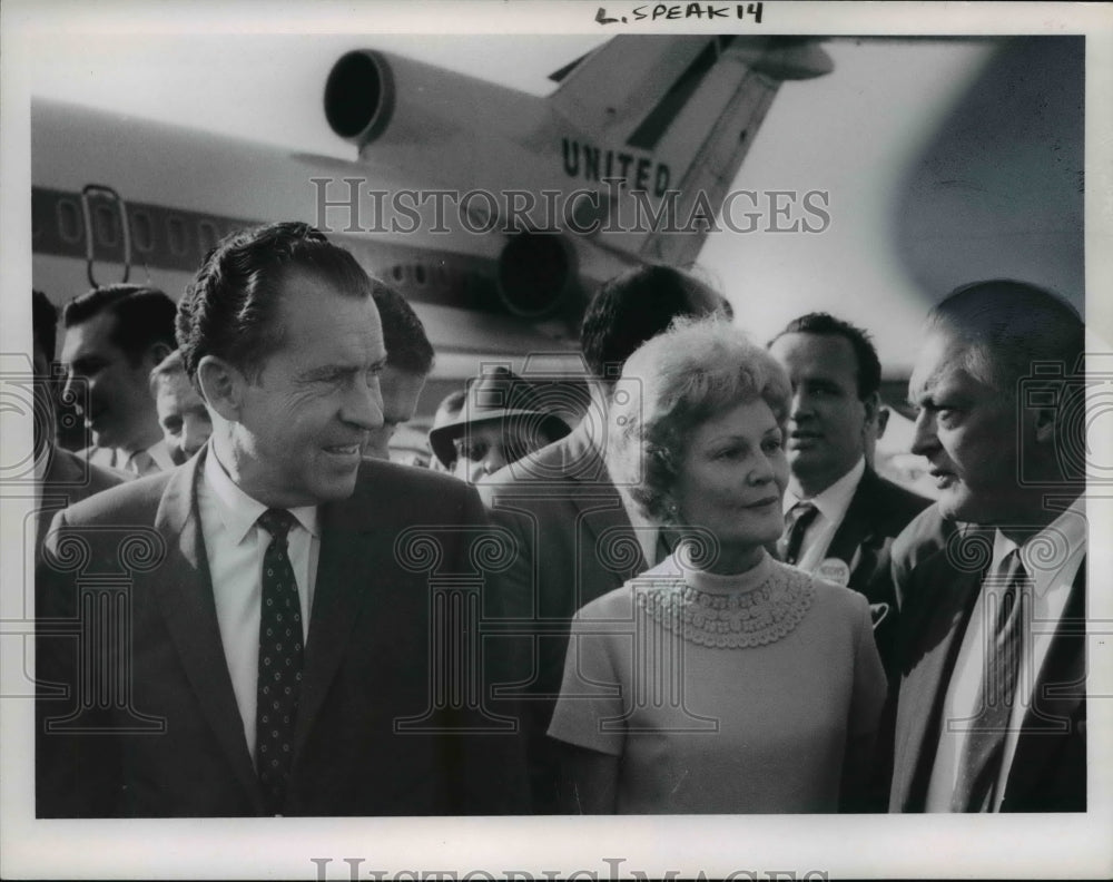 1968 Press Photo Mr. and Mrs. Nixon with Cong. Bill Munshall in Cleveland - Historic Images