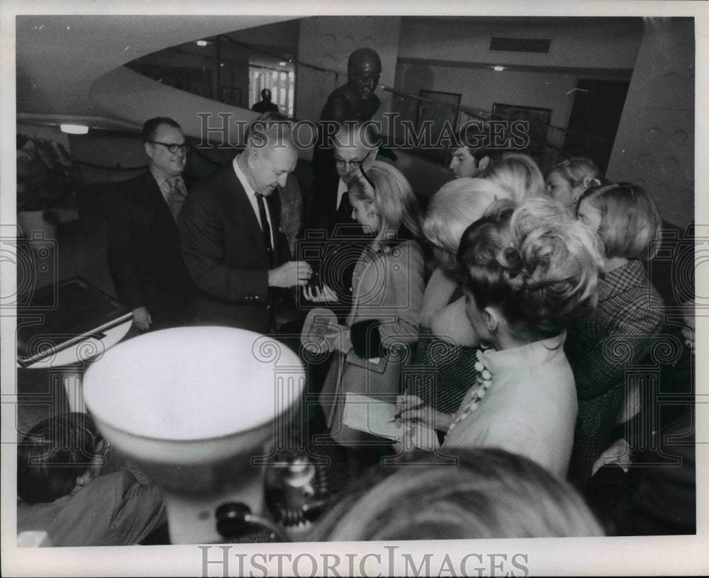 1970 Press Photo Tricia Nixon campaigning for Frank Bow in Canton - Historic Images