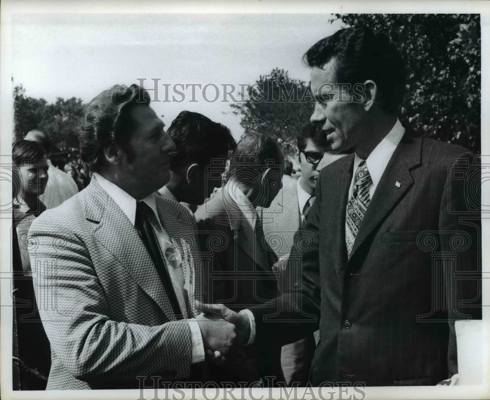 1972 Press Photo L-R; Jos A. Rabb Jr. greets Ed Nixon at All Nations Festival - Historic Images