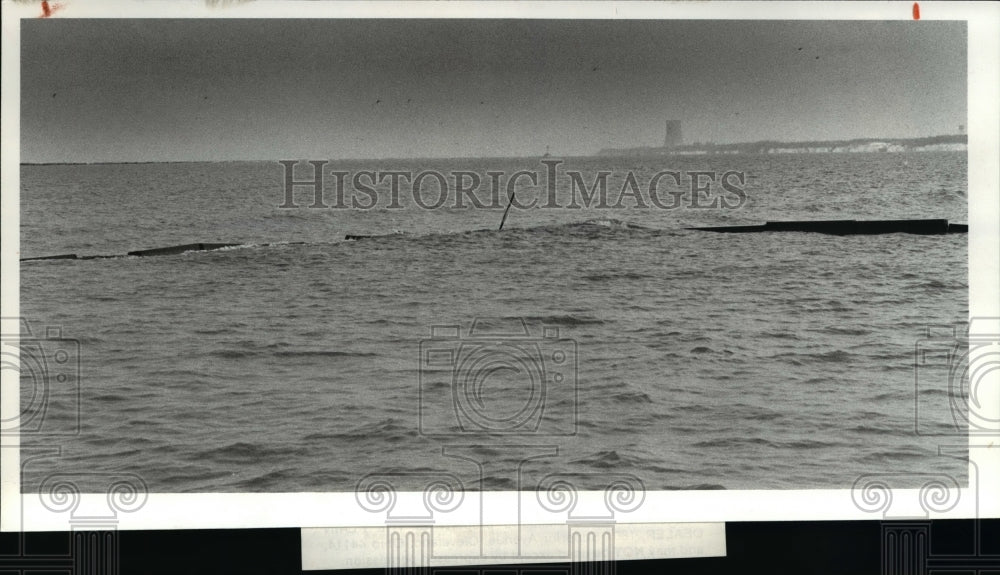 1982 Press Photo Ohio Fairport Harbor, breakwall sinking into the lake. - Historic Images