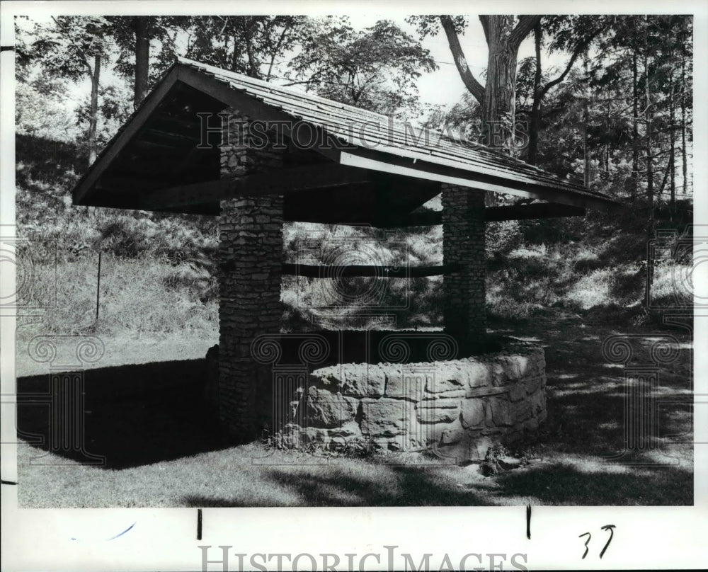 1989 Press Photo Bain Cabin Wishing well in Fairview Park, Ohio - Historic Images