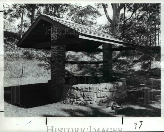 1989 Press Photo Bain Cabin Wishing well in Fairview Park, Ohio - Historic Images