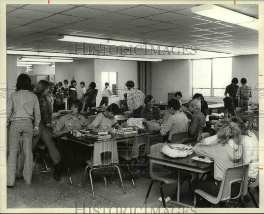 1979 Press Photo Lunch time in Kirtland Middle School Cafeteria at Kirtland Ohio - Historic Images