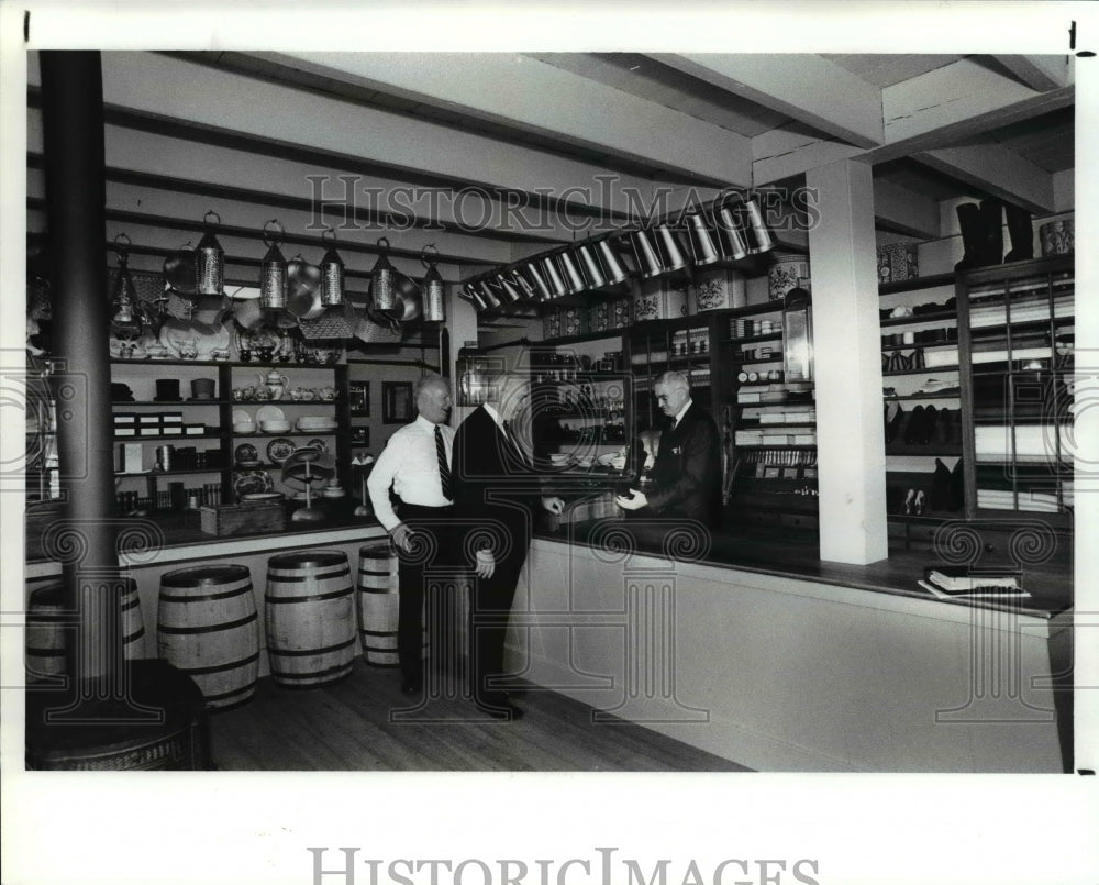 1989 Press Photo Glenn Bean at the Whitney Store, Kirtland Ohio - Historic Images