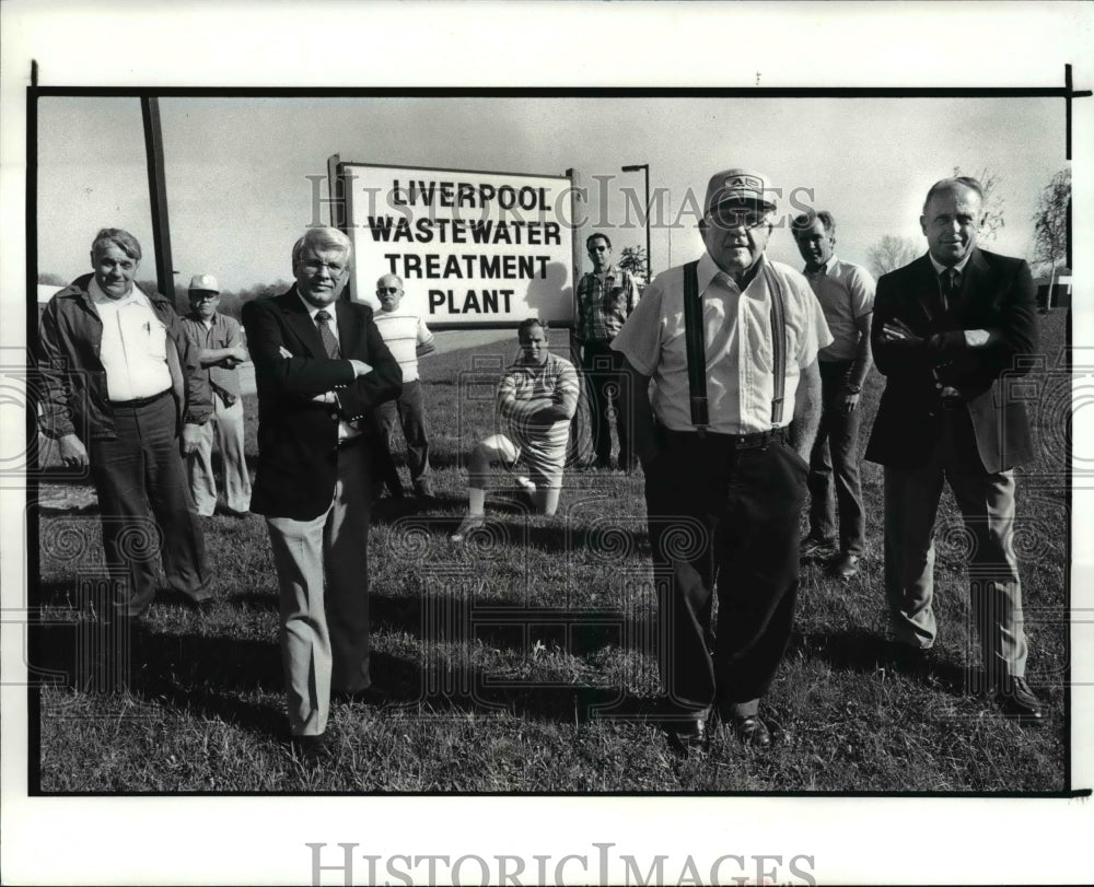 1988 Press Photo Residents and township trustees of Liverpool Township Ohio - Historic Images