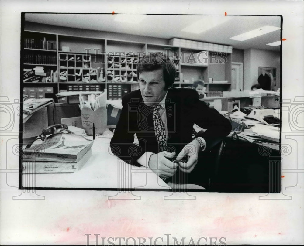 1976 Press Photo Dave Patternson at his desk - Historic Images