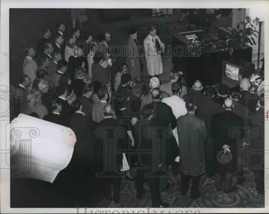 1963 Press Photo TV watchers Hotel Statler Lobby, JFK mourners & reaction - Historic Images