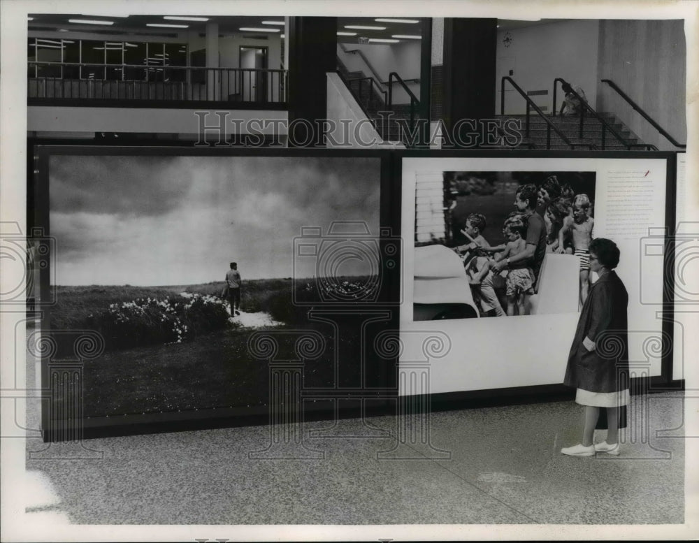 1964 Press Photo Mrs. Hilda Parulis at Kennedy Memorial Library Exhibit-Historic Images