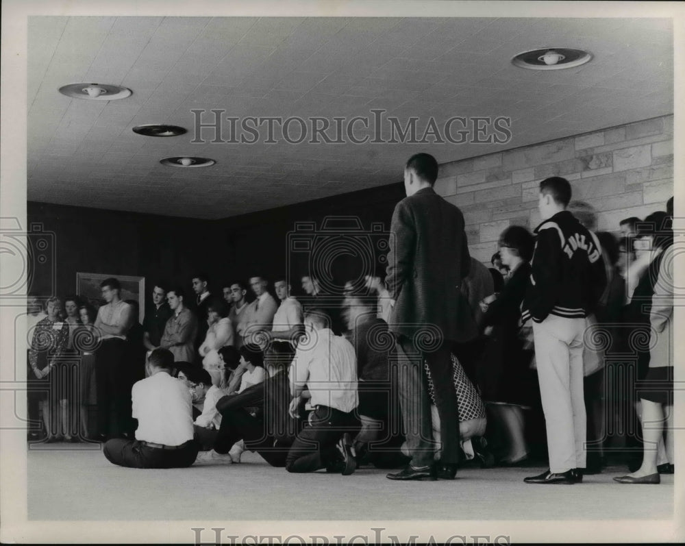 1963 Press Photo Students at Euclid High School in Ohio, Kennedy mourners - Historic Images