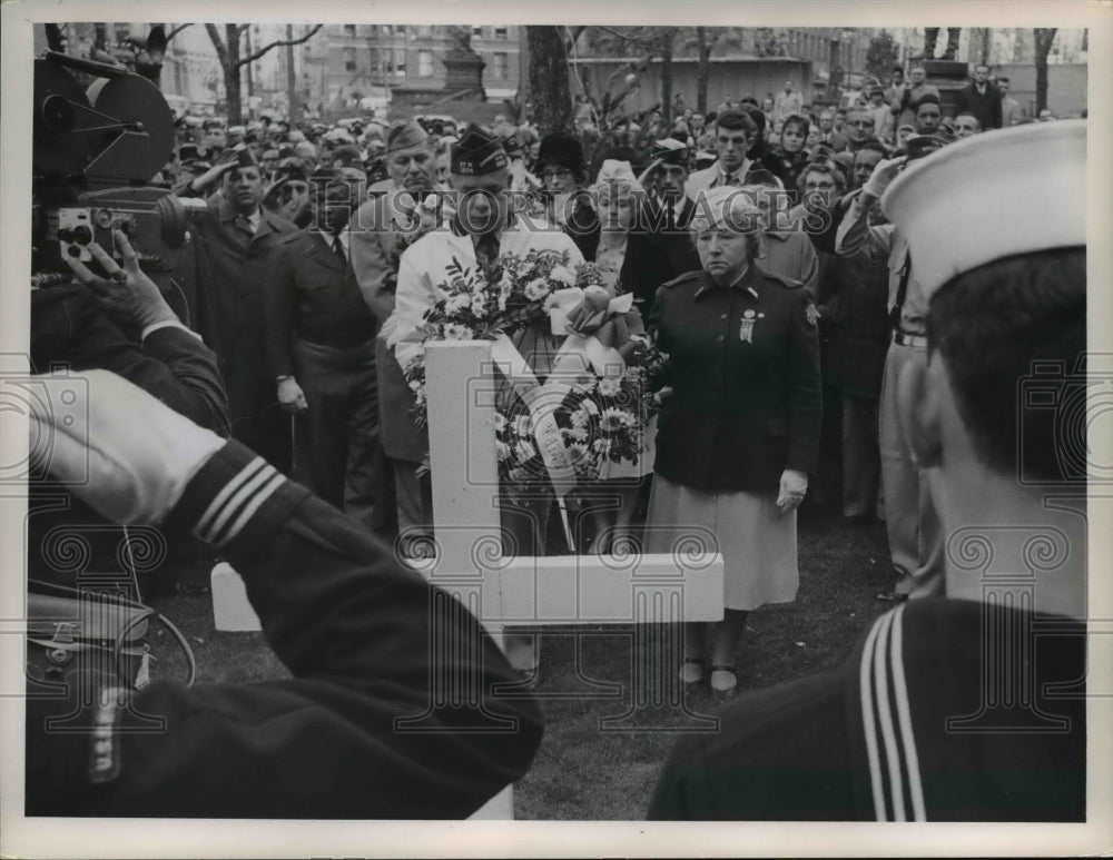 1963 Press Photo Pres. Kennedy&#39;s mourners at the Public Square - cvb02439-Historic Images