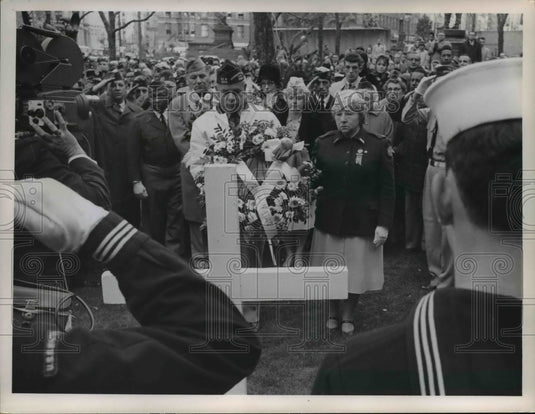 1963 Press Photo Pres. Kennedy's mourners at the Public Square - cvb02439-Historic Images