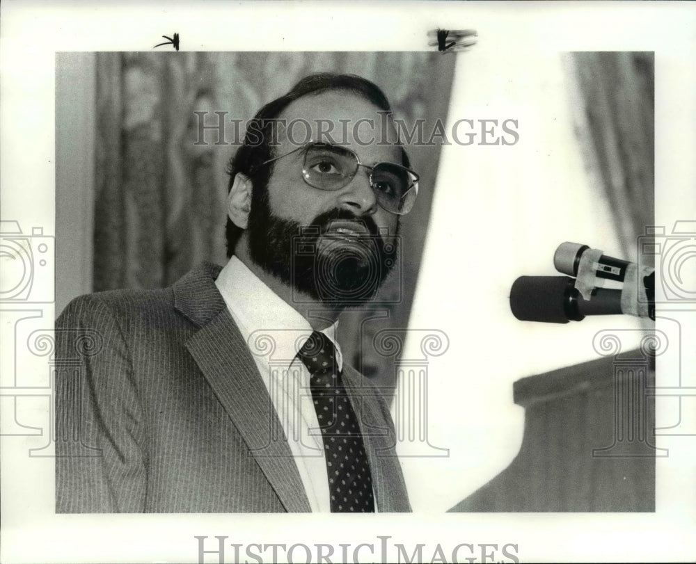 1984 Press Photo Dr. Arthur Zannoni at Stouffers Inn on Square - Historic Images