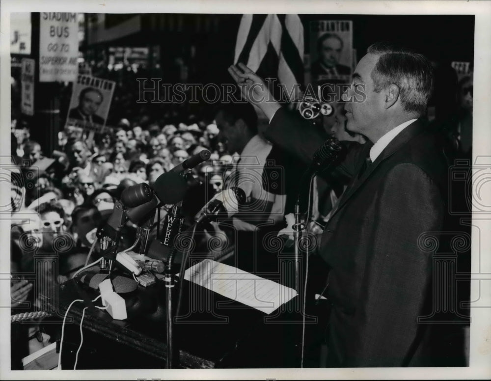 1964 Press Photo Gov. William W. Scranton&#39;s Campaigning Tour in Cleveland, 1964 - Historic Images