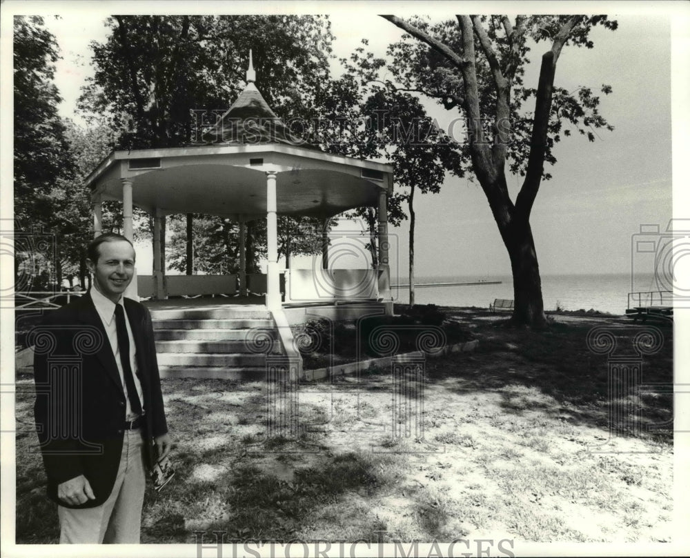 1981 Press Photo Tom Edwards, Executive Director of Lakeside Resort in 1981 - Historic Images