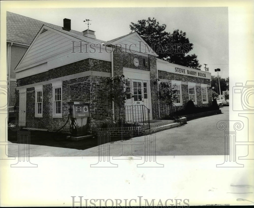 1979 Press Photo Front renovation of Steve Barry Buick, Lakewood Ohio - Historic Images