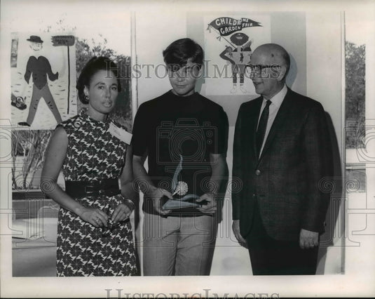 1968 Press Photo Frank Frate, Mrs. Vail and Supt. Briggs during the Garden Fair - Historic Images