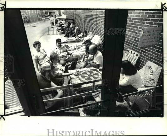 1985 Press Photo Parents waiting outside Hawthrone-Boone School - Historic Images