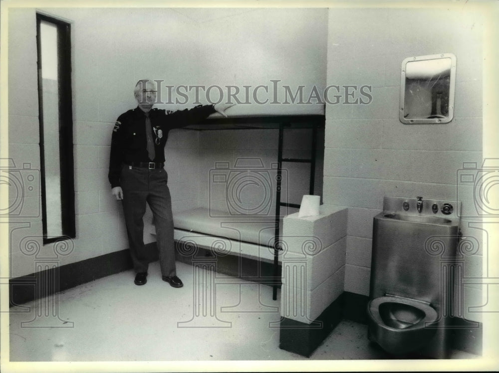 1978 Press Photo Corrections Officer Thomas J. Lutro in cell at Lorain City Jail - Historic Images