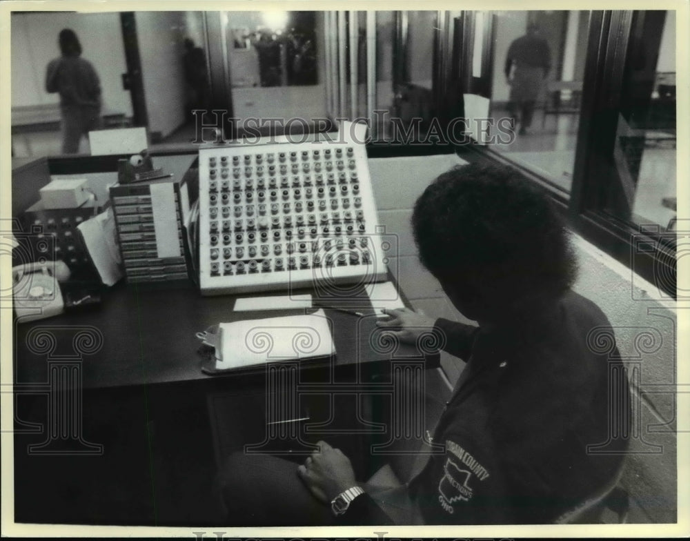 1978 Press Photo Control room of the south pod of the new Jail. - Historic Images