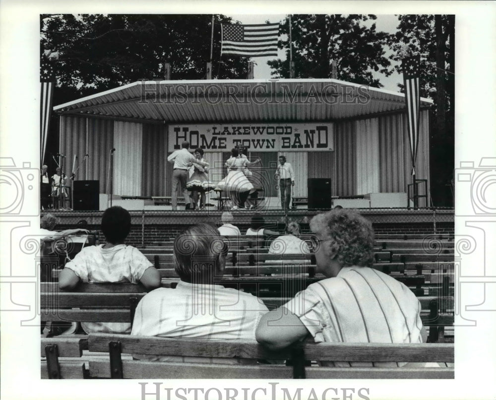 1989 Press Photo Lakewood Centennial preparation in Lakewood Ohio - Historic Images