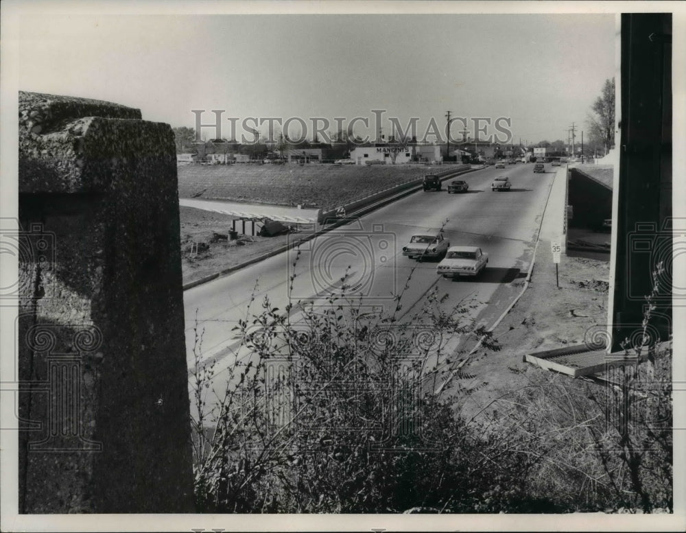 1966 Press Photo Traffic arrests at the Memphis and Bellaire, Linndale Ohio - Historic Images