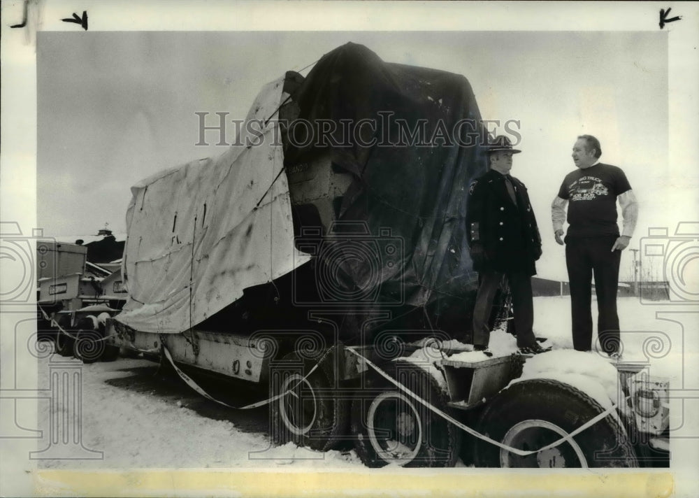 1985 Press Photo Sheriff L. John Ribar and Berbard Hurst in Lodi Ohio - Historic Images