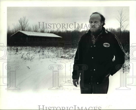 1986 Press Photo Allen Erhart and abandoned YMCA picnic area in Lorain Ohio - Historic Images