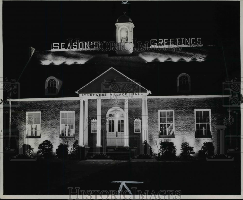 1948 Press Photo Christmas scene at the Village Hall of Lyndhurst Village, Ohio - Historic Images