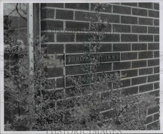 1971 Press Photo Over grown garden covers Dr. sign McArthur Medical Building. - Historic Images