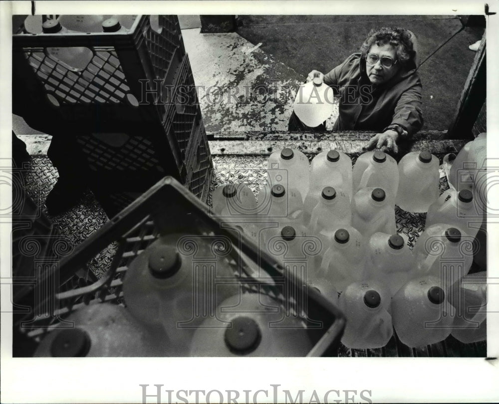 1988 Press Photo Free water from the Kroger Grocery Store in Fremont Ohio - Historic Images