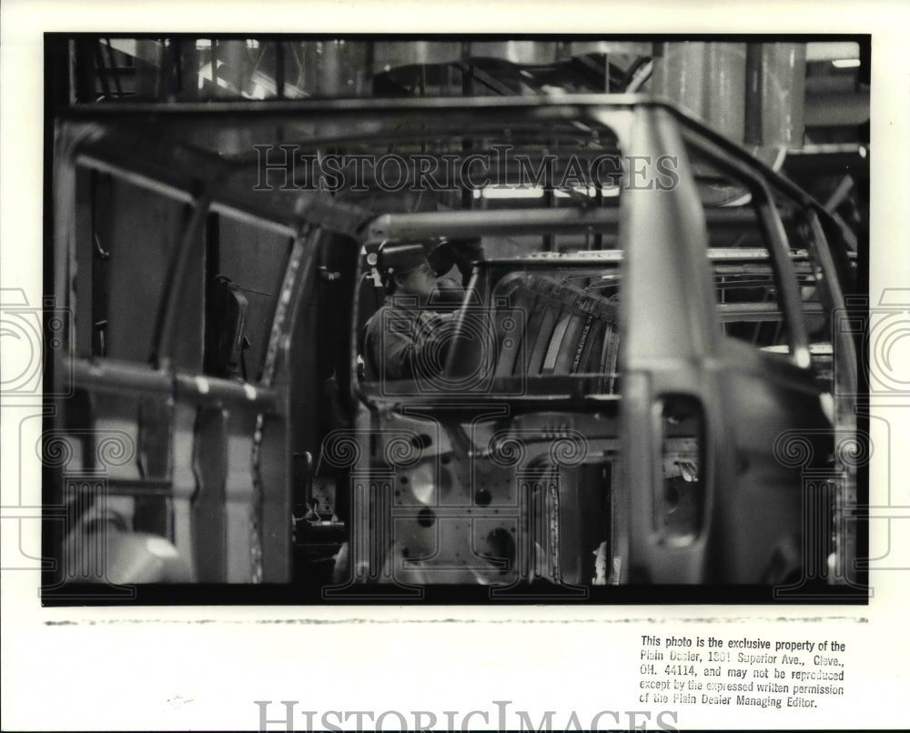 1988 Press Photo Nissan Ford joint venture at the Ohio Truck Plant in Avon Ohio - Historic Images