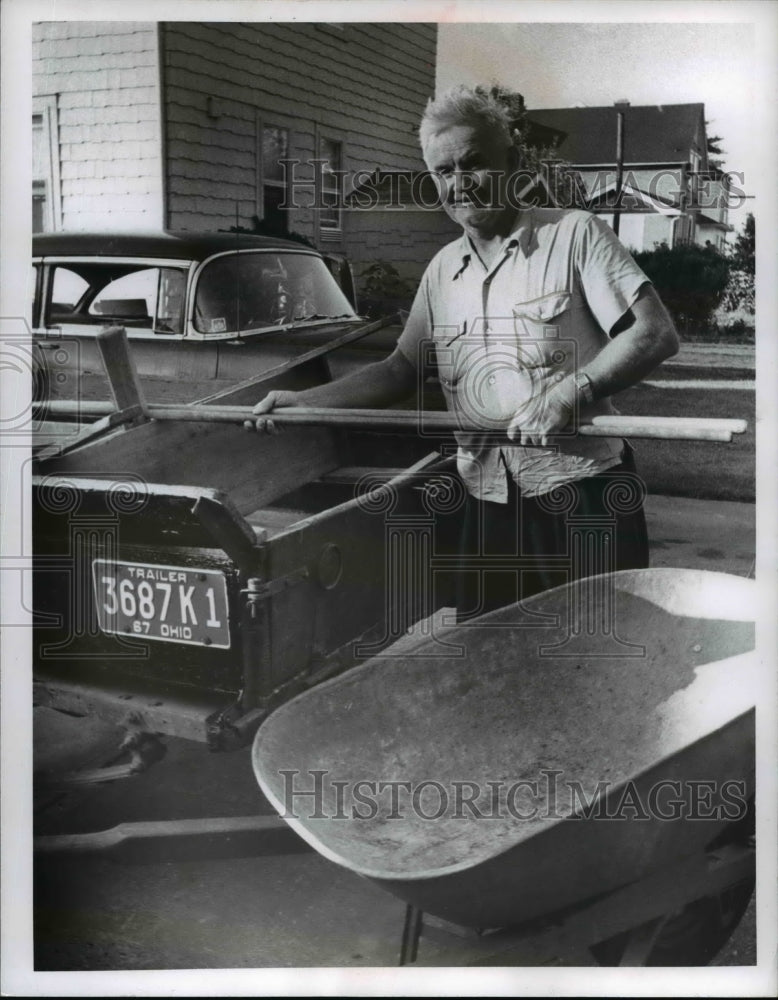 1967 Press Photo Walter Radwin of Linndale Village Ohio - Historic Images