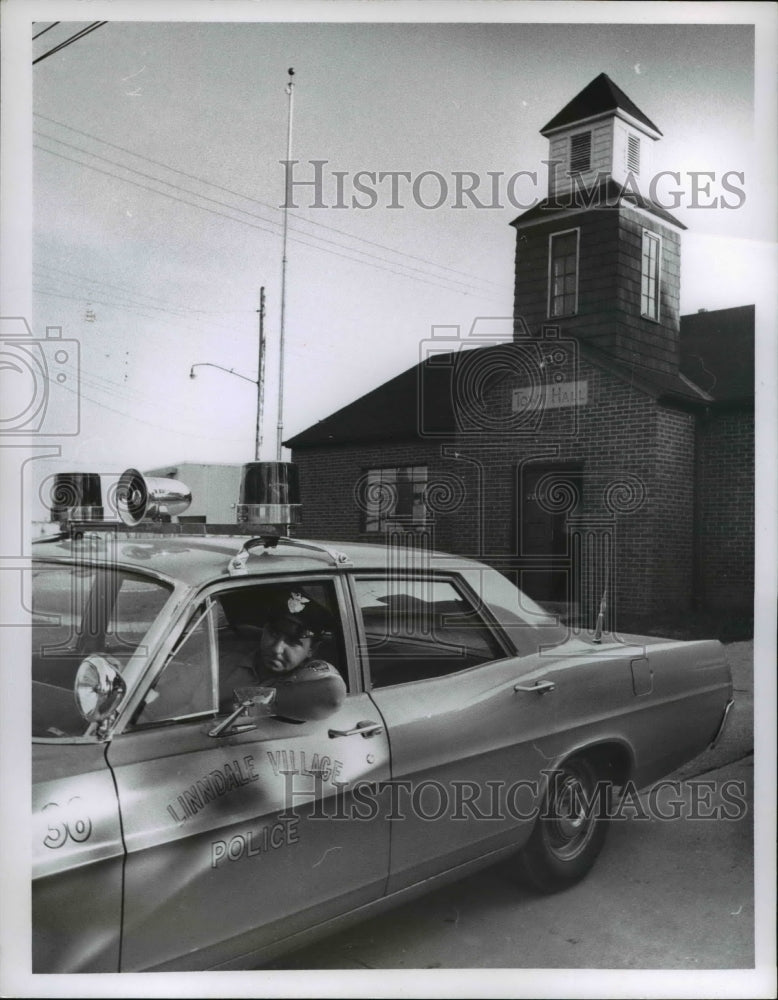 1967 Press Photo Police car in  Linndale Village, Ohio - Historic Images