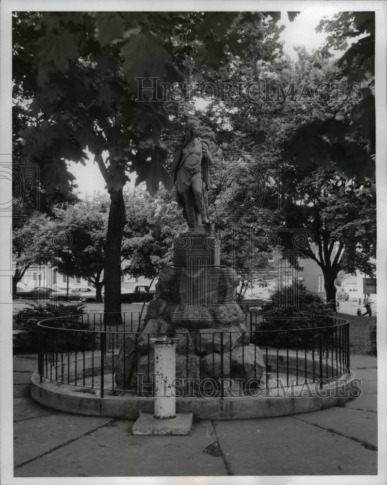 1971 Press Photo Joseph Harris and wife Memorial Fountain, Lodi Ohio - Historic Images