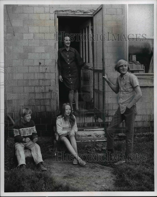 1971 Press Photo Mrs. Hoyt Family; from the left; Keith,
Deborah and Mike - Historic Images