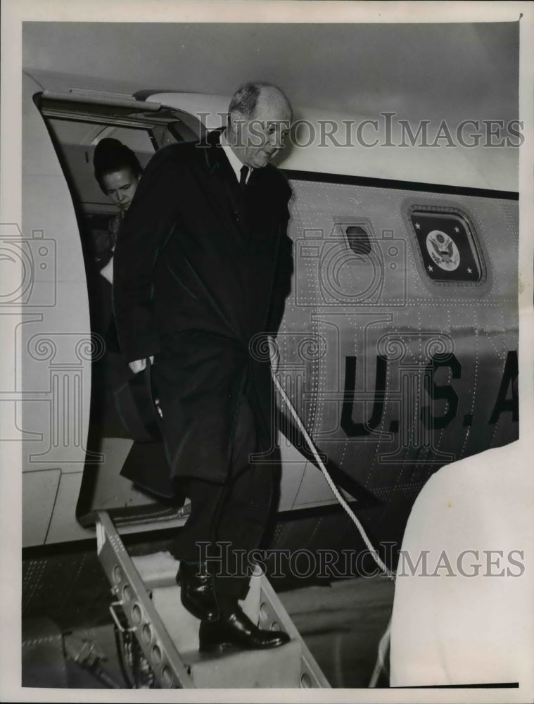 1963 Press Photo Secretary of States Dean Rusk Leaves Plane - Historic Images