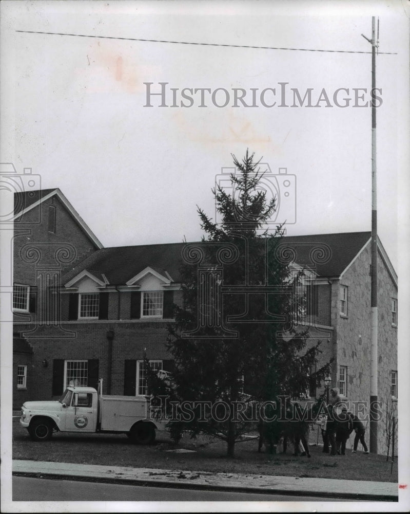 1969 Press Photo Jaycees Erecting Christmas Tree at Fair in Fairview Park, Ohio - Historic Images