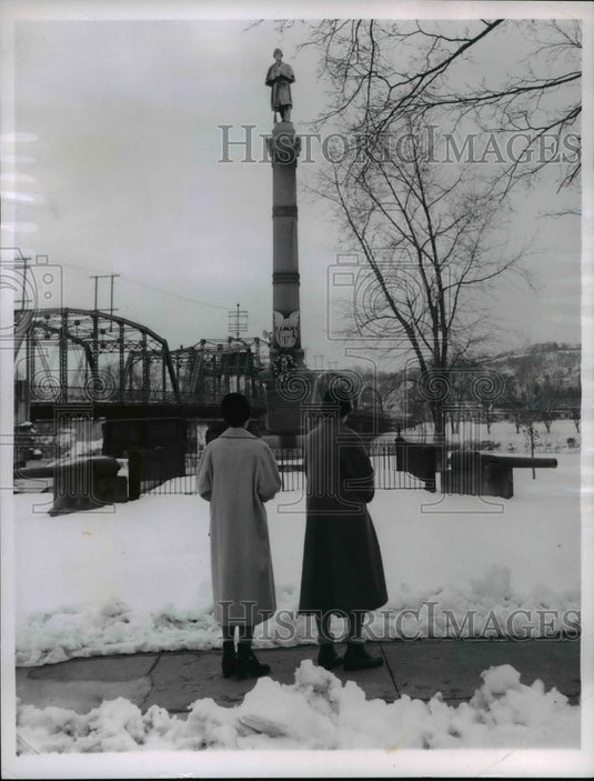 1961 Press Photo Civil War memorial monument in Muskinum Park, Marietta, Ohio - Historic Images