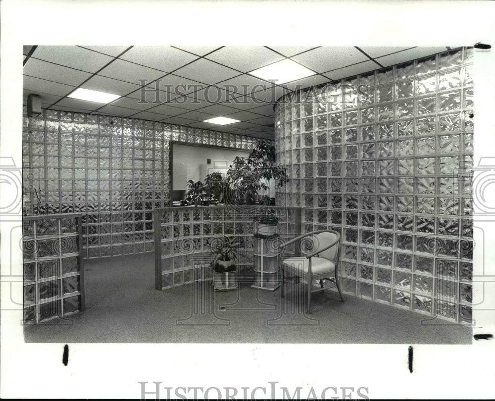 1988 Press Photo Ohio Glass Block office area - Historic Images