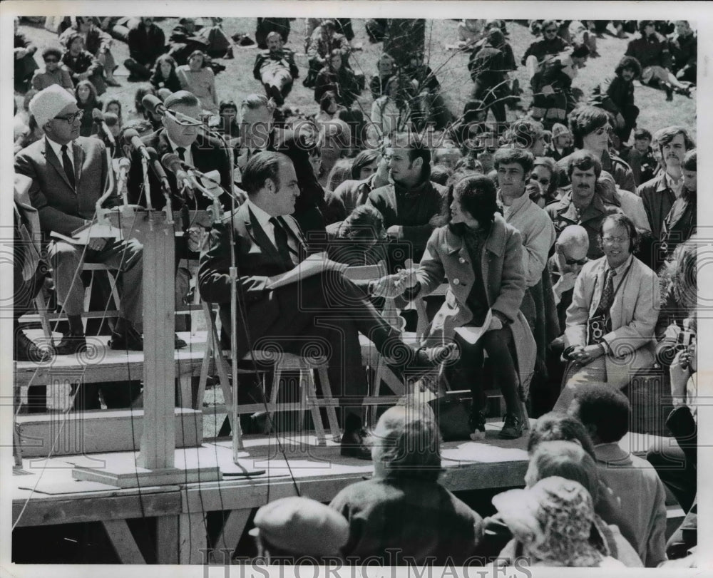 1971 Press Photo Rabbi Silver Speaking at Kent State University Memorial 1971 - Historic Images