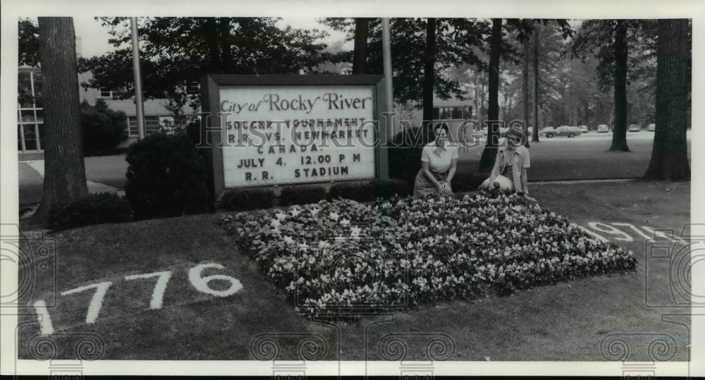 1976 Press Photo Rocky River City Hall secretaries, L-R; F. Finegan &amp; C. Clark - Historic Images