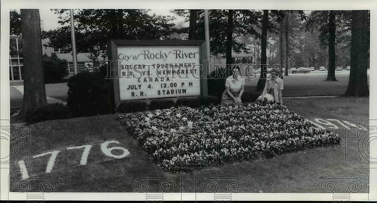 1976 Press Photo Rocky River City Hall secretaries, L-R; F. Finegan & C. Clark - Historic Images