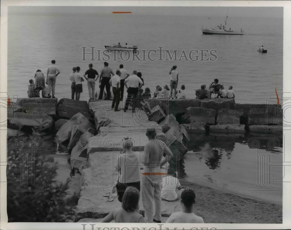 1964 Press Photo Drowning Scene Private Beach Scene Avalon Parklawn Rocky River - Historic Images