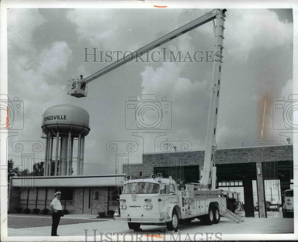 1971 Press Photo Fire Chief Charles E. Granes, standing Fireman James H. Jerome - Historic Images
