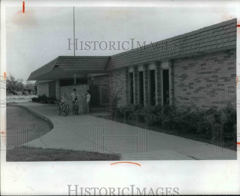 1971 Press Photo Edna Surrares Elementary School in Strongsville, Ohio - Historic Images