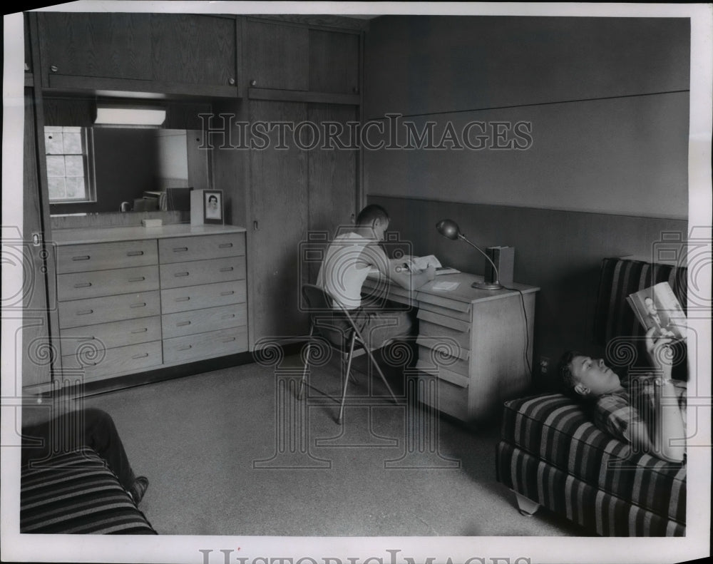 1960 Press Photo Donald Jones &amp; Robert Parr of Methodist Theological Seminary - Historic Images