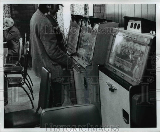 1973 Press Photo Playing slots in Belmont County, St. Clairsville Ohio - Historic Images